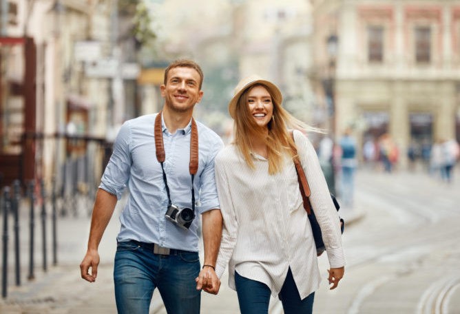 Dos turistas contentos